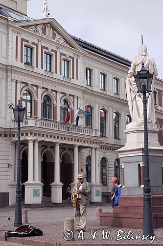 Ryga, figura rycerza Rolanda na placu Ratuszowym na tle Ratusza, Stare Miasto, Łotwa