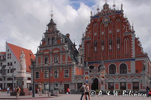 Ryga, figura rycerza Rolanda na placu Ratuszowym i Dom Bractwa Czarnogłowych, Stare Miasto, Łotwa