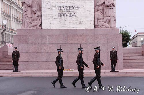 Ryga, zmiana warty przy pomniku Wolności, Łotwa