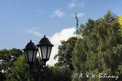 Ryga, pomnik Wolności, widok z parku, Łotwa