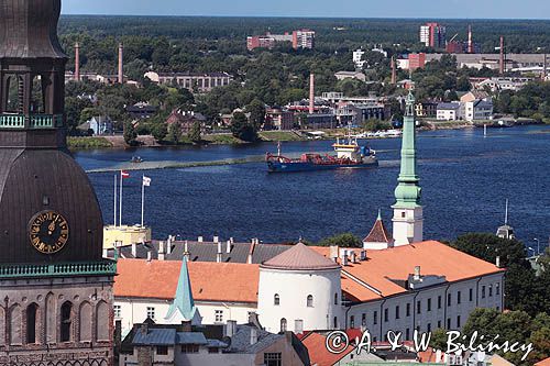 Ryga, panorama z wieży kościoła św. Piotra, Sv. Peterbaznica, Stare Miasto, rzeka Dźwina, Daugava, Łotwa