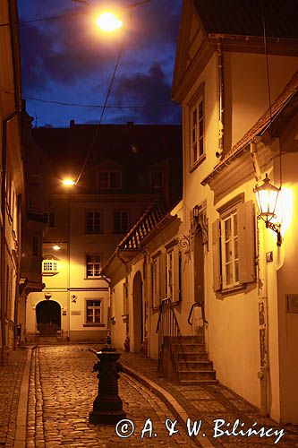 Ryga, uliczka Klostera na Starówce o zmierzchu, Stare Miasto, Łotwa