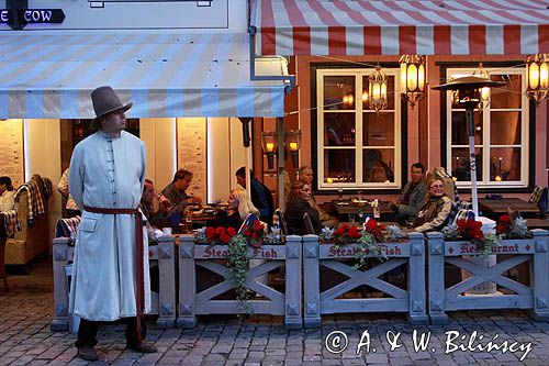 Ryga, restauracja na Starówce o zmierzchu, Stare Miasto, Łotwa