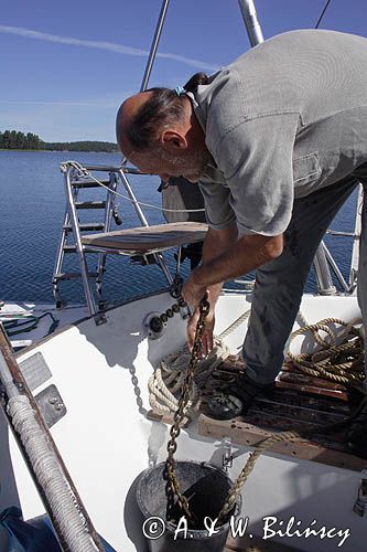 podnoszenie kotwicy, Zatoka Dyviken na wyspie Orno, Szkiery Szwedzkie, Archipelag Sztokholmski, Szwecja