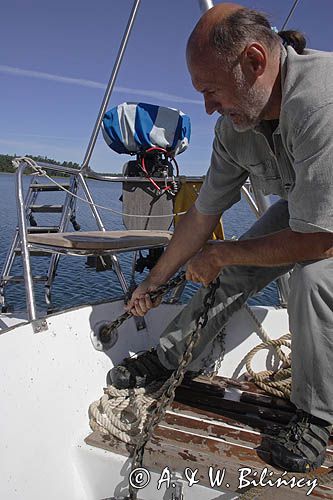 podnoszenie kotwicy, Zatoka Dyviken na wyspie Orno, Szkiery Szwedzkie, Archipelag Sztokholmski, Szwecja