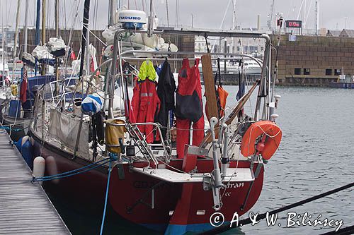 s/y Safran, Trismus 37, na wyspie Jersey w St. Hellier, Channel Islands, Anglia, Wyspy Normandzkie, Kanał La Manche, postój na pomoście pływajacym dla oczekujących na wejście przed bramą do mariny