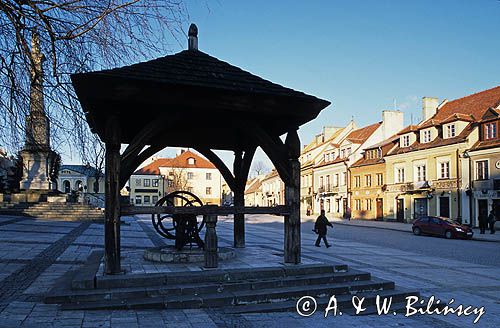 Sandomierz, rynek, zabytkowa studnia i kamienice