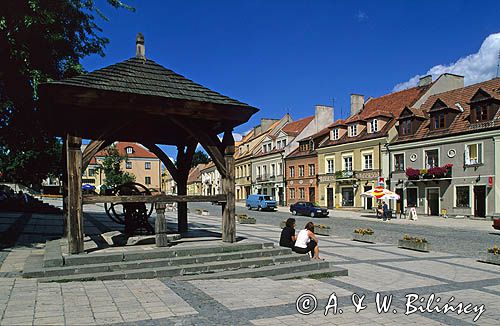 Sandomierz, rynek, kamienice, zabytkowa studnia