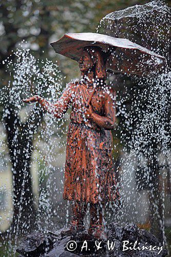 Sanok, fontanna Dziewczynka w deszczu, dziewczynka z parasolką