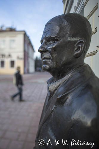 Sanok, Figura pomnik Zdzisława Beksińskiego na Rynku w Sanoku
