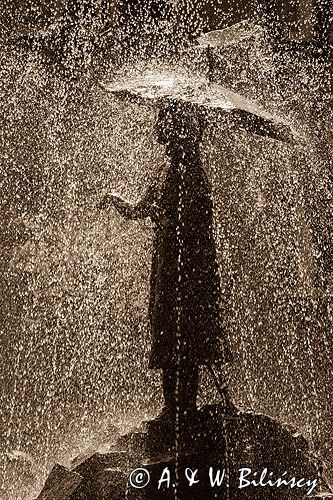 Sanok, fontanna Dziewczynka w deszczu