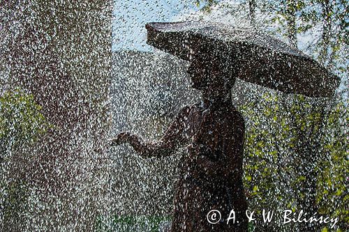 Sanok, fontanna Dziewczynka w deszczu