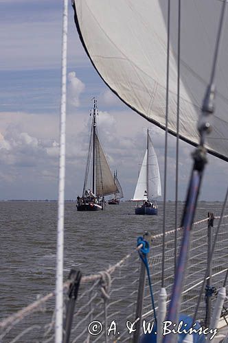 żegluga koło wyspy Schiermonnikoog, Wyspy Fryzyjskie, Waddenzee, Holandia, Morze Wattowe