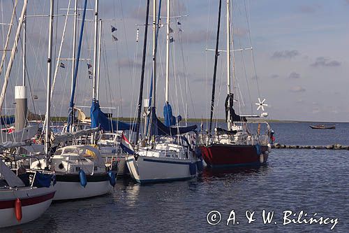 port jachtowy na wyspie Schiermonnikoog, Wyspy Fryzyjskie, Waddenzee, Holandia, Morze Wattowe