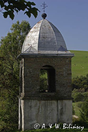 Smolnik nad Osławą. Dzwonnica przy cerkiwi parafialna p.w. Św. Mikołaja z 1806r. Obecnie kościół. Bieszczady