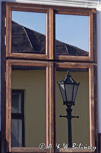 Stary Sącz, okno i latarnia uliczna