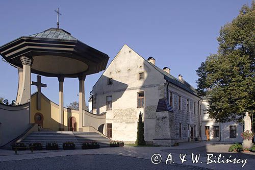 Stary Sącz, Sanktuarium św. Kingi, klasztor Klarysek, ołtarz i figura św. Kingi na Dziedzińcu