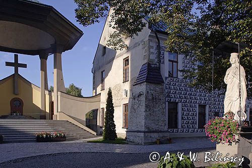 Stary Sącz, Sanktuarium św. Kingi, klasztor Klarysek, ołtarz i figura św. Kingi na Dziedzińcu