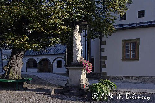 Stary Sącz, Sanktuarium św. Kingi, klasztor Klarysek, figura św. Kingi na Dziedzińcu