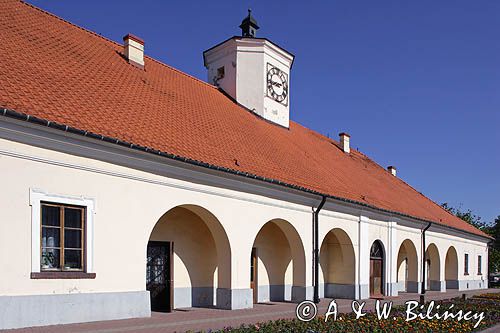 Staszów, zabytkowy ratusz z kramami