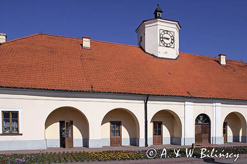 Staszów, zabytkowy ratusz z kramami