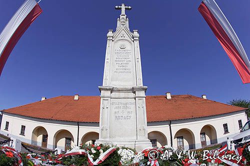 Staszów, pomnik Kościuszki i ratusz