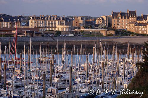 St. Malo, port jachtowy i miasto, Bretania, Francja