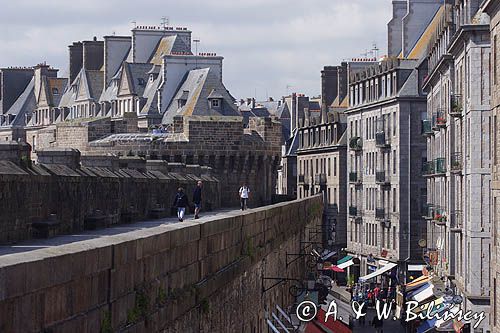 St. Malo, uliczka przy murach miejskich, Bretania, Francja