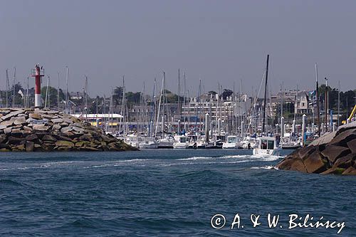 port jachtowy w St Quay Portrieux, wybrzeże Cotes d'Armor, Bretania, Francja, główki portu i wejście