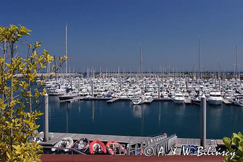 port jachtowy w St Quay Portrieux, wybrzeże Cotes d'Armor, Bretania, Francja