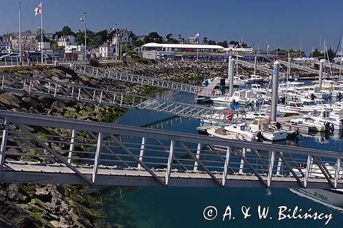 port jachtowy w St Quay Portrieux, wybrzeże Cotes d'Armor, Bretania, Francja, ruchome mostki łączące ląd z pomostami pływającymi