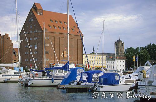 Niemcy Stralsund spichlerz-restauracja widok z portu jachtowego