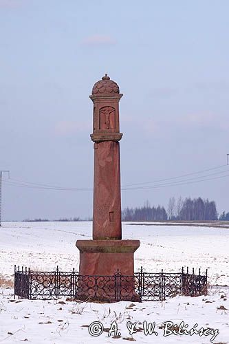 Sycyna, kamienny obelisk z 1621 ufundowany przez Mikołaja Kochanowskiego