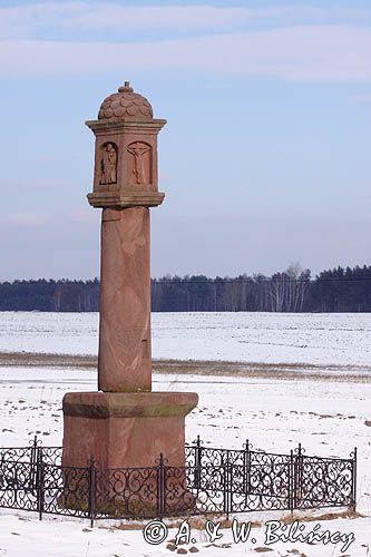 Sycyna, kamienny obelisk z 1621 ufundowany przez Mikołaja Kochanowskiego