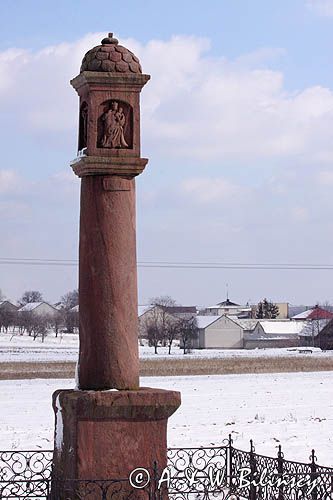 Sycyna, kamienny obelisk z 1621 ufundowany przez Mikołaja Kochanowskiego