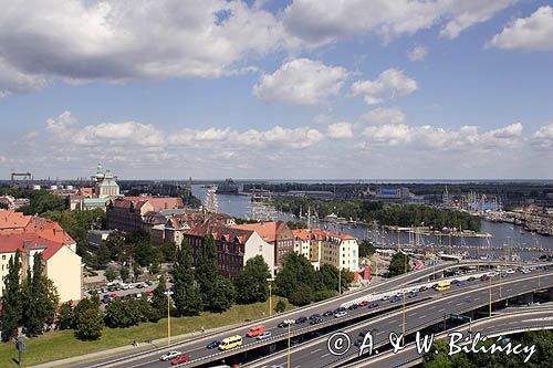 Szczecin, panorama z zamku Książąt Pomorskich, z Wieży Zegarowej, Wały Chrobrego, szosa szybkiego ruchu, Odra Zachodnia i Duńczyca, Tarasy Hakena, Wyspa Grodzka i Łasztownia