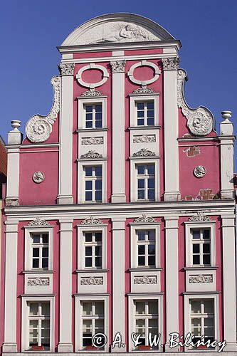 Szczecin, kamienica przy Rynku Siennym, tympanom z płaskorzeźbą rzymskiej bogini szczęścia Fortuny, Sienna 8