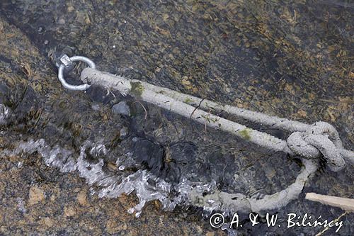 cumowanie do haka wbitego w szczelinę skalną, poziom wody podnósł sie w czasie sztormu i hak znalazł sie pod wodą, Szkiery Szwedzkie, Archipelag Sztokholmski, Szwecja