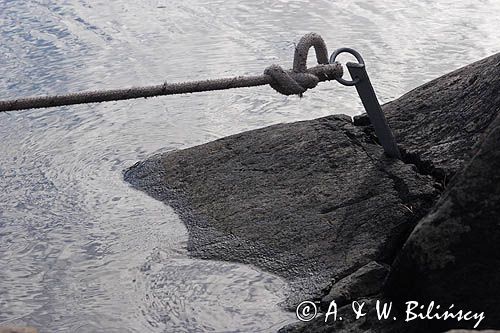 cumowanie do haka wbitego w szczelinę skalną, Szkiery Szwedzkie, Archipelag Sztokholmski, Szwecja