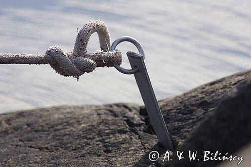 cumowanie do haka wbitego w szczelinę skalną, Szkiery Szwedzkie, Archipelag Sztokholmski, Szwecja