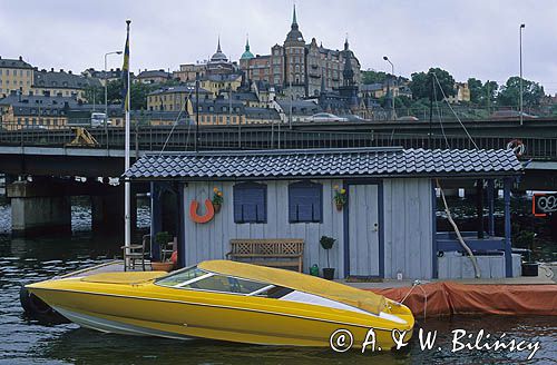 Sztokholm, dom na barce i łódź zaparkowana przed nim, Slussen