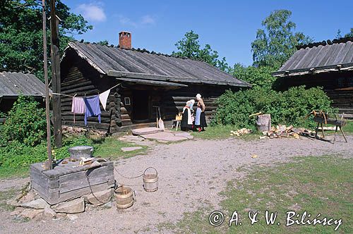 Sztokholm, kobiety na podwórku zagrody w Skansenie, Szwecja