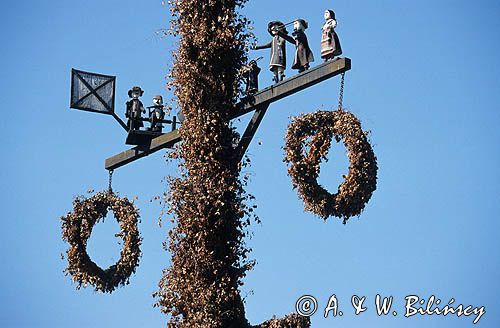 Sztokholm, ozdobiony słup - pradawny symbol płodności stawiany w Noc Świętojańską, Skansen, Szwecja