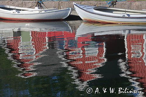 porcik i wioska Torhamn, Blekinge, Szwecja, odbicie w wodzie