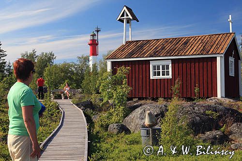 ścieżka, kaplica i latarnia morska na wyspie Tankar, Finlandia, Zatoka Botnicka