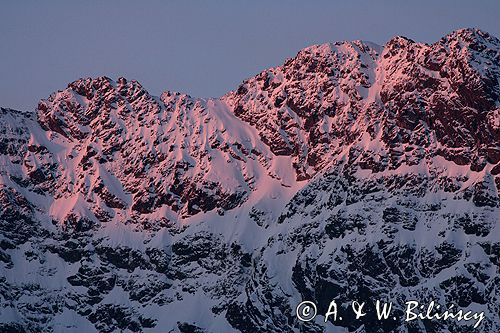 Tatry wschodzące słońce na grani Świnicy /widok z Królowej Rówień/