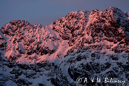 Tatry wschodzące słońce na grani Świnicy /widok z Królowej Rówień/