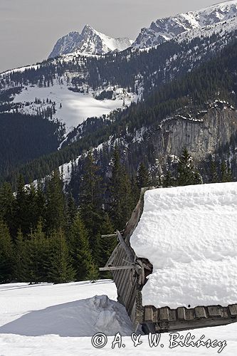 zima, Giewont i Polana na Stołach, szałas pasterski Tatrzański Park Narodowy