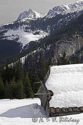 zima, Giewont i Polana na Stołach, szałas pasterski Tatrzański Park Narodowy