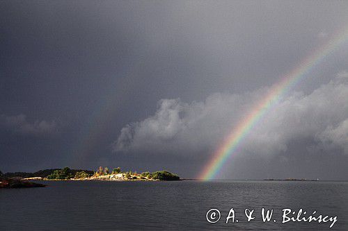 Burza i tęcza w szkierach, widok z wyspy Kallhamn, Szwecja